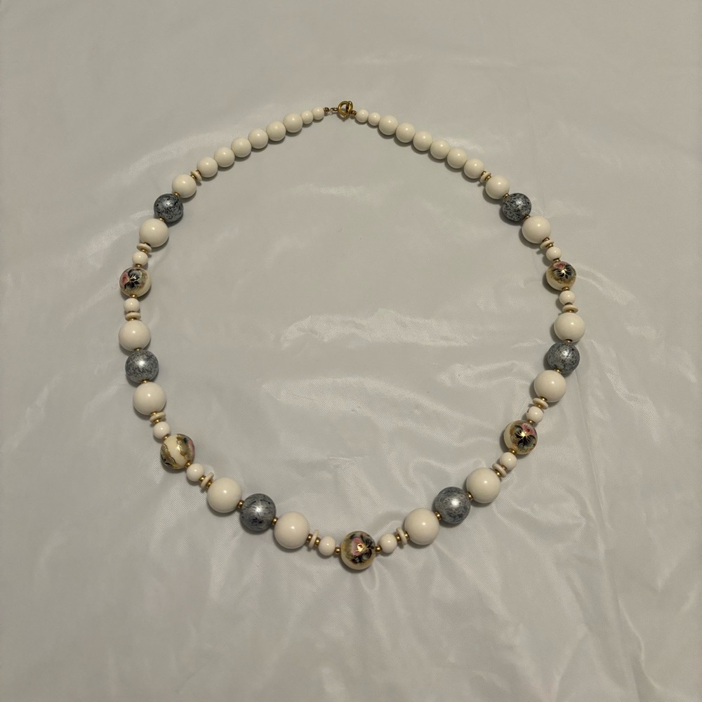 Floral Detail Beaded Necklace